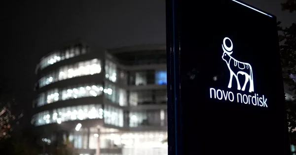 Siège de Novo Nordisk illuminé de nuit, illustrant l'entreprise pharmaceutique danoise.