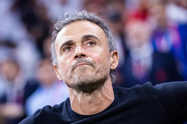 Luis Enrique, probable futur entraîneur du PSG, en pleine réflexion.