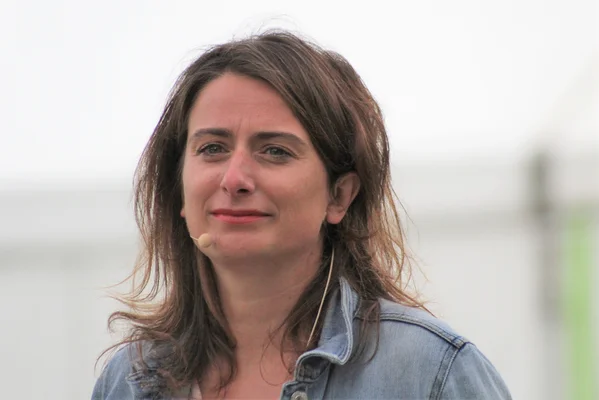 Marine Tondelier s'exprimant lors des journées d'été des écologistes 2021 au parc Blossac à Poitiers.