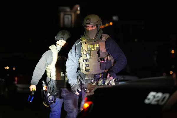 Des agents de l'ICE patrouillent de nuit à Minneapolis après la fusillade.