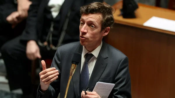 Un responsable s'exprime lors d'une conférence de presse sur le maintien du bac pro malgré la canicule.