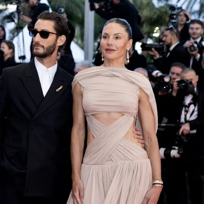 Dylan Sprouse et Barbara Palvin posant sur le tapis rouge de Cannes 2026, elle en robe Miu Miu rose pâle.