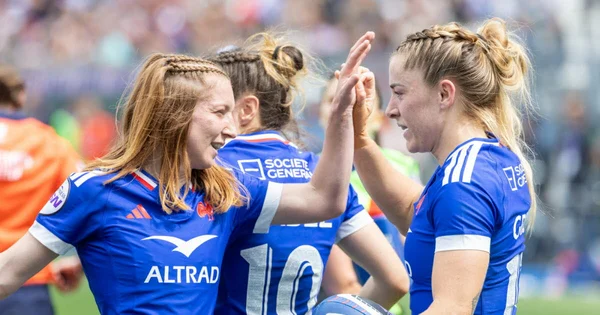 Les Bleues célèbrent une action lors de leur large victoire face à l'Italie en ouverture du Tournoi des Six Nations féminin.