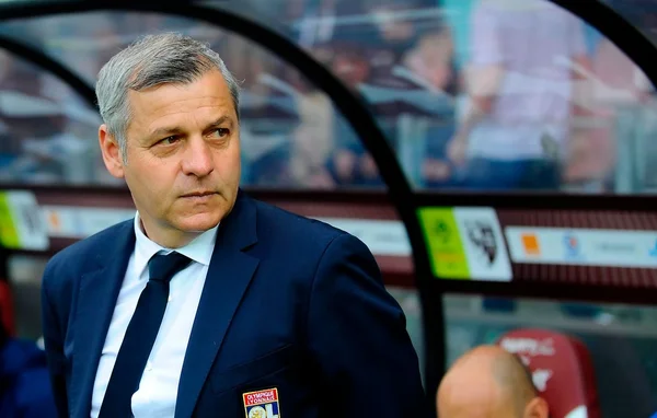 Bruno Genesio en costume, affichant une expression sérieuse.