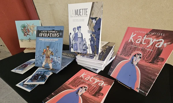 Exposition des bandes dessinées lauréates, dont 'La Muette' et 'Katya', lors de la cérémonie.