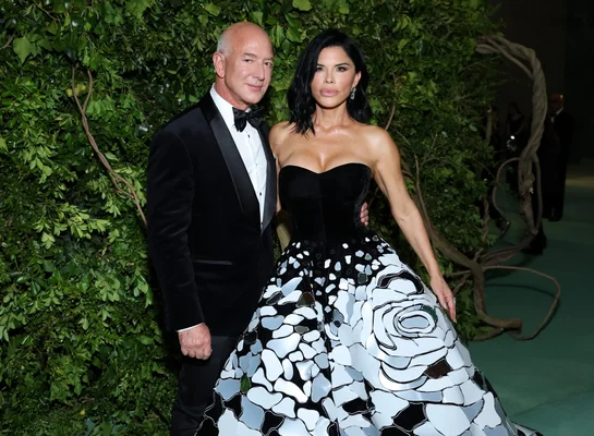 Jeff Bezos et Lauren Sánchez lors d'une apparition publique, liée au parrainage du Met Gala.