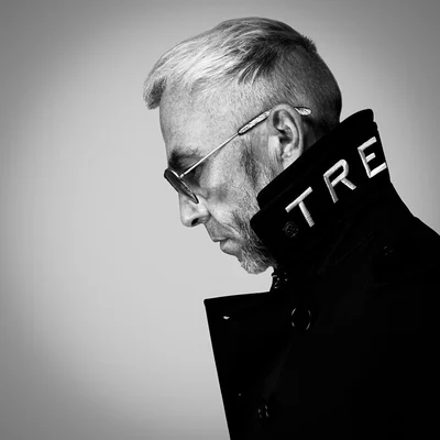James Holder, cofondateur de Superdry, photographié en noir et blanc.
