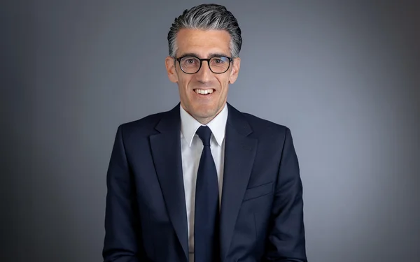 Portrait officiel de Jérémy Redler, maire du 16e arrondissement de Paris.