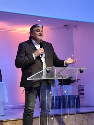 David Douillet lors d'une conférence en novembre 2023, s'exprimant au micro.