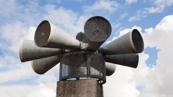 Dispositif de haut-parleurs directionnels, similaire à ceux utilisés pour diffuser les prières litigieuses.