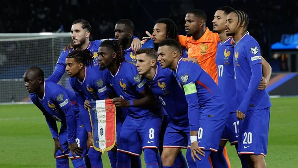L'équipe de France pose en groupe avant une rencontre internationale.