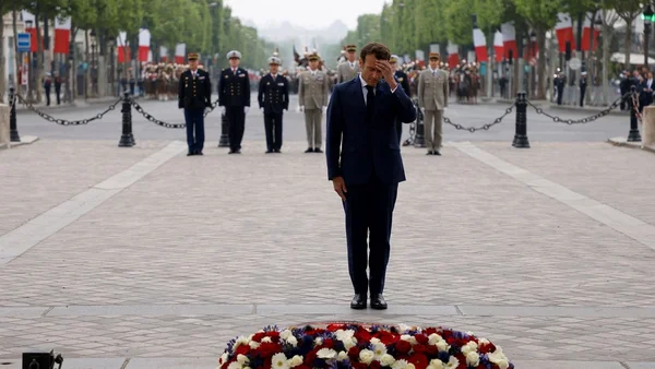 Recueillement devant la couronne lors de la commémoration du 8 Mai.