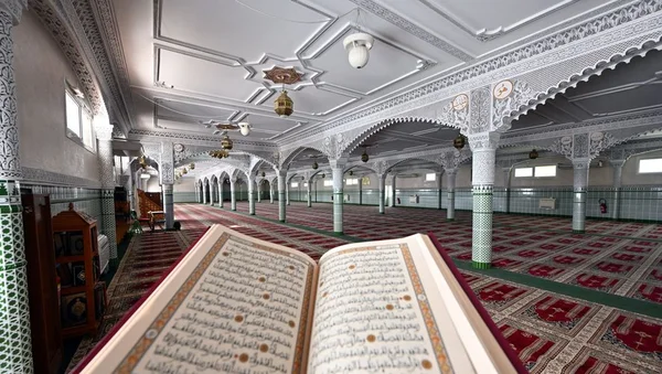 Intérieur de la mosquée d'Agen, avec un Coran ouvert sur un pupitre.