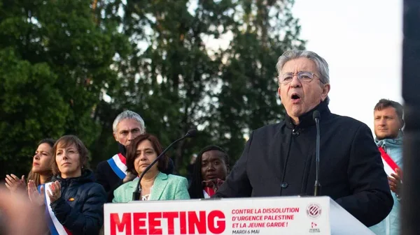Jean-Luc Mélenchon prenant la parole lors d'un meeting à Paris contre la dissolution de la Jeune Garde et d'Urgence Palestine