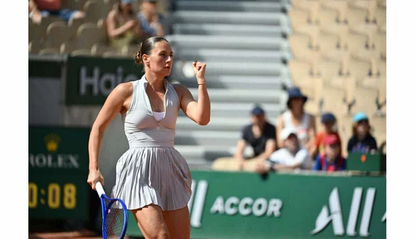 Marta Kostyuk célèbre sa victoire sur le court Philippe-Chatrier.