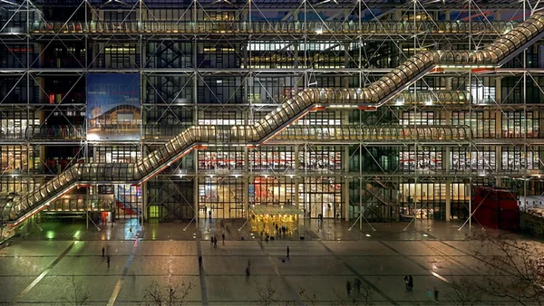 Le Centre Pompidou de Paris, icône architecturale, photographié au crépuscule.