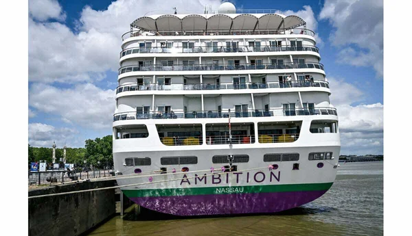 Le paquebot Ambition à quai à Bordeaux, au centre de la quarantaine.