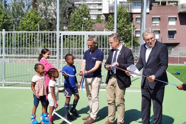 Inauguration d'un terrain de sport à Bordeaux, en présence d'élus et d'enfants.