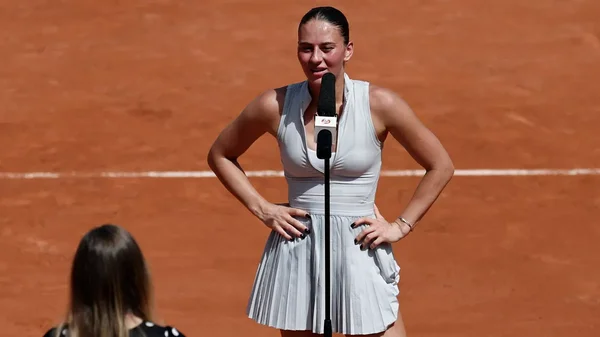 Marta Kostyuk, émue, s'exprime derrière un micro après sa victoire à Roland-Garros.