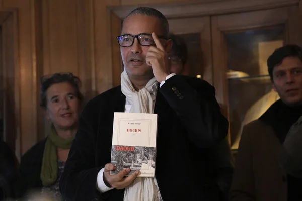 Un lecteur présente le roman 'Les Houris' de Kamel Daoud.