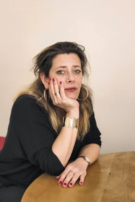 Giulia Foïs, auteure de « Les filles de la librairie », dans une pose réfléchie.