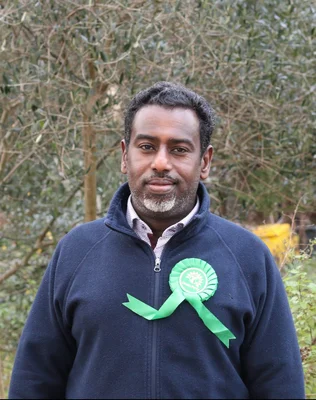 Yassin Mohamud, conseiller municipal vert de Bristol, photographié à l'extérieur.