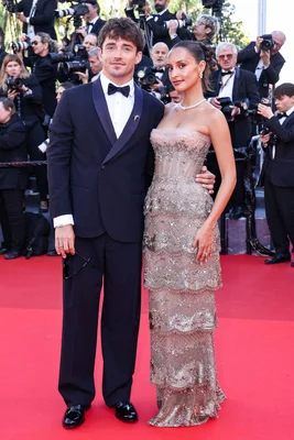 Dylan Sprouse et Barbara Palvin en robe Miu Miu dorée sur le tapis rouge du Festival de Cannes 2026.