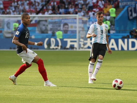 Action lors du match France-Argentine de la Coupe du Monde 2018, illustrant l'intensité des rencontres internationales.