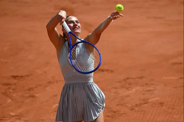 Marta Kostyuk s'apprête à servir lors de son match.