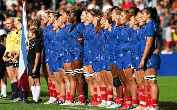Les Bleues entonnent l'hymne national avant leur large victoire face à l'Italie en ouverture du Tournoi des Six Nations féminin.