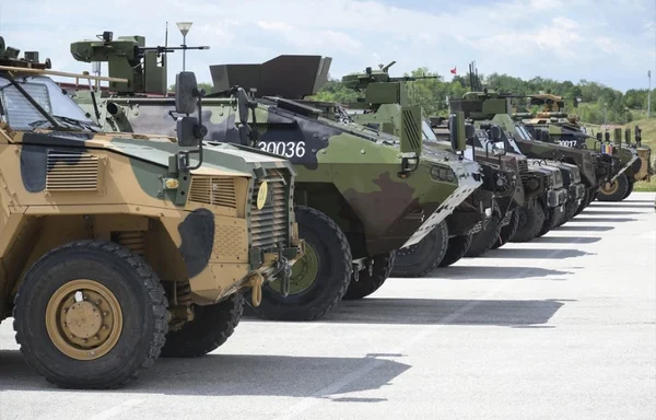 Véhicules blindés déployés lors du premier exercice militaire conjoint entre l'OTAN et la Serbie.