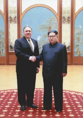 Poignée de main entre Mike Pompeo et Kim Jong Un lors d'une rencontre officielle en Corée du Nord.