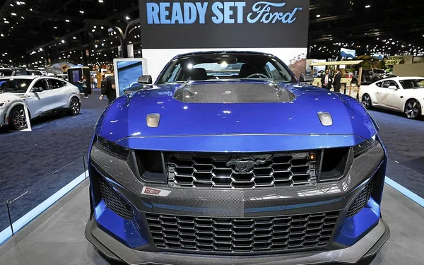 Ford Mustang Mach-E 1400 électrique en exposition au salon, prête pour l'action