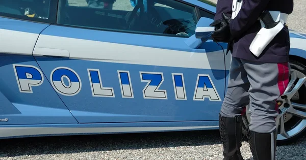 Une voiture de la police italienne à Modène après l'attaque à la voiture bélier.