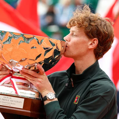 Jannik Sinner embrasse le trophée du Masters 1000 de Monte-Carlo.