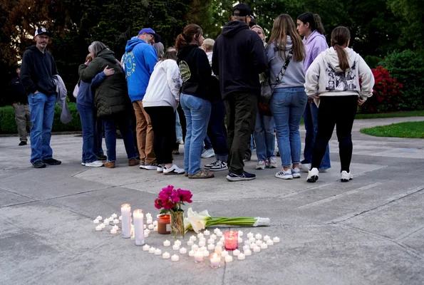 Recueillement devant un mémorial improvisé pour les victimes de l'explosion du réservoir.