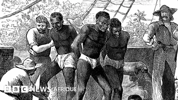 Illustration historique d'Africains réduits en esclavage à bord d'un navire, avec le logo BBC.