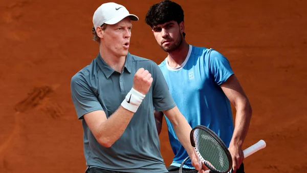 Jannik Sinner célèbre un point décisif face à Carlos Alcaraz à Monte-Carlo.