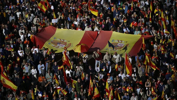 Manifestation à Madrid contre la loi d'amnistie : une mer de drapeaux espagnols, dont un géant.