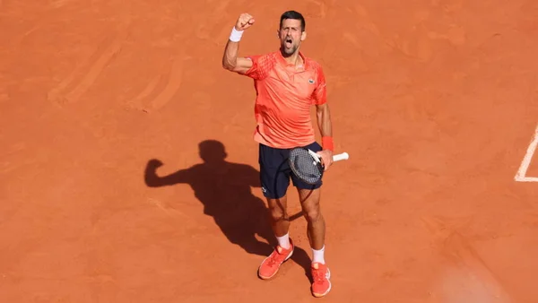 Novak Djokovic célèbre une victoire à Roland-Garros.