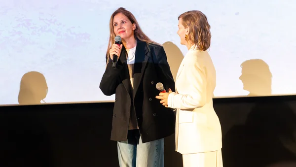 Justine Triet et Sandra Hüller lors d'une séance de questions-réponses au Picturehouse Central à Londres, le 1er novembre 2023.