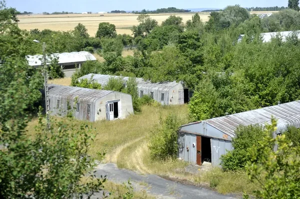 Des installations délabrées sur un ancien site militaire de Bourges actuellement en vente.