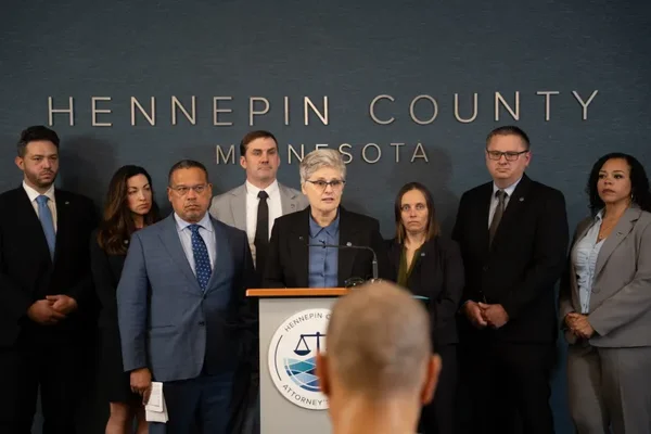 Conférence de presse du comté de Hennepin sur l'inculpation de l'agent de l'ICE.