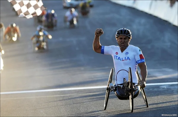 Alex Zanardi célébrant l'une de ses victoires aux Jeux Paralympiques.