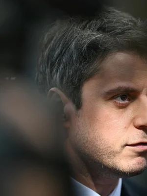 Portrait d'un homme aux cheveux poivre et sel, regardant au loin.