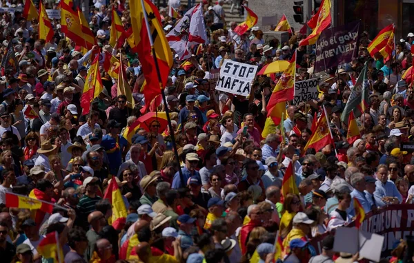 Manifestants à Madrid brandissant des pancartes 'STOP MAFIA' et des drapeaux espagnols pour réclamer le départ de Pedro Sánchez.