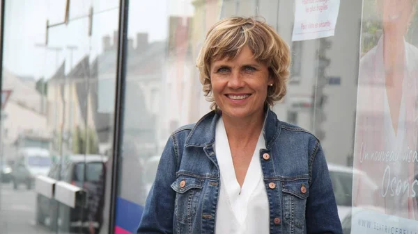 Béatrice Bellamy, investie par la majorité présidentielle, en campagne.