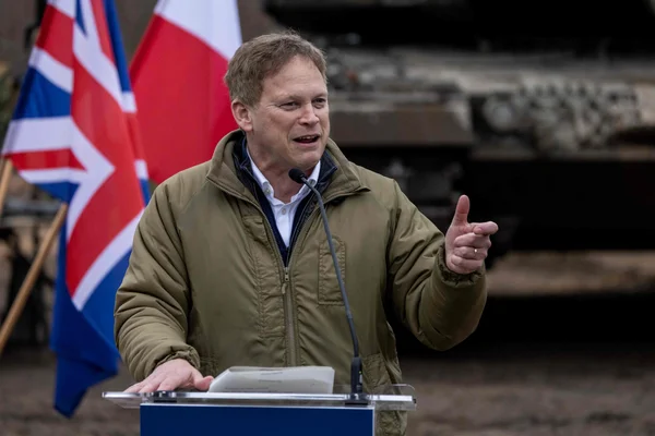 Grant Shapps, ministre britannique de la Défense, lors d'une conférence de presse.