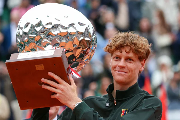 Jannik Sinner brandit le trophée du Masters 1000 de Monte-Carlo après sa victoire.