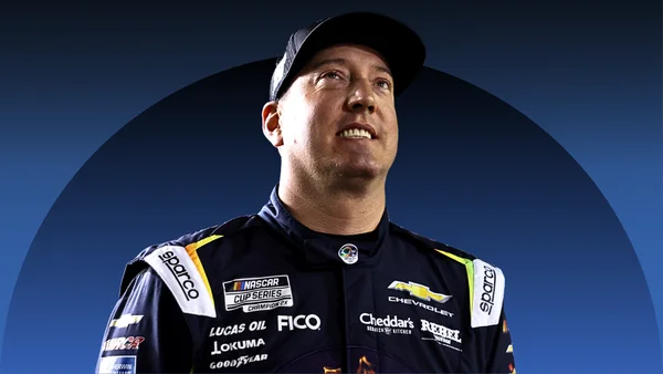 Portrait de Kurt Busch en tenue de course.